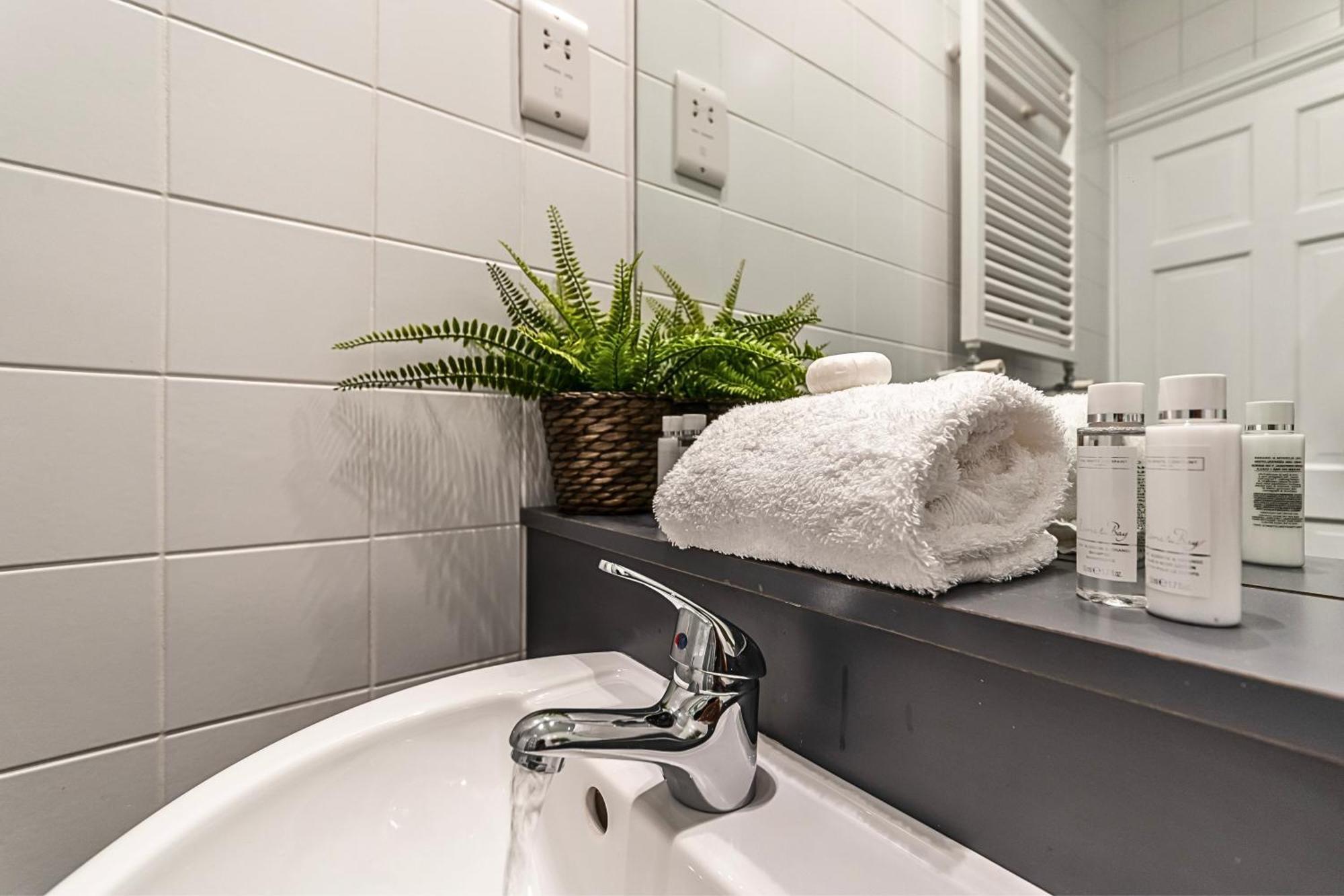 The Secret Kensington Garden Mews-2 Bedroom Full House-2 Train Lines- Spacious-Kings Road- Harrods -Chelsea Stadium-Private Small Patio Лондон Экстерьер фото