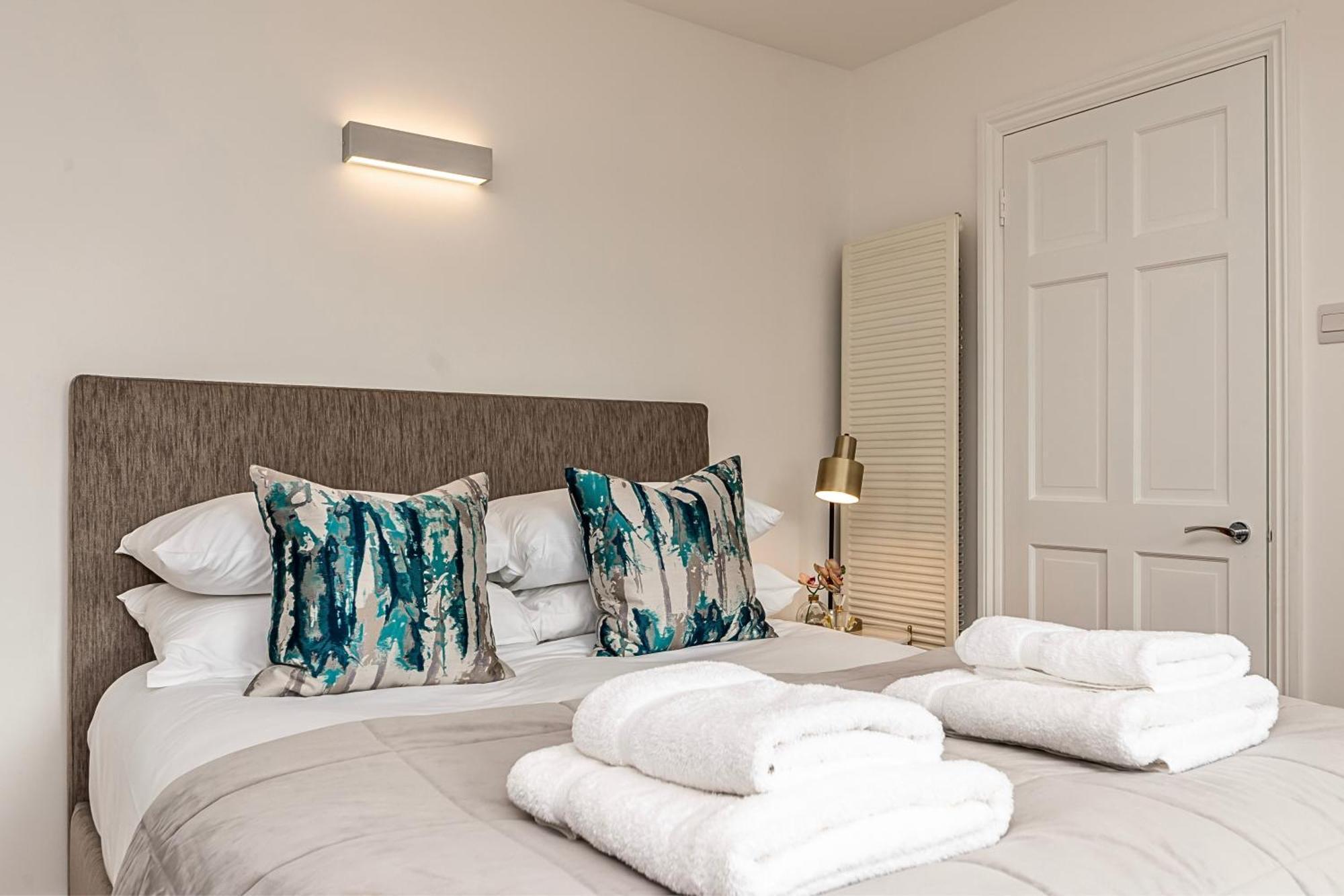 The Secret Kensington Garden Mews-2 Bedroom Full House-2 Train Lines- Spacious-Kings Road- Harrods -Chelsea Stadium-Private Small Patio Лондон Экстерьер фото