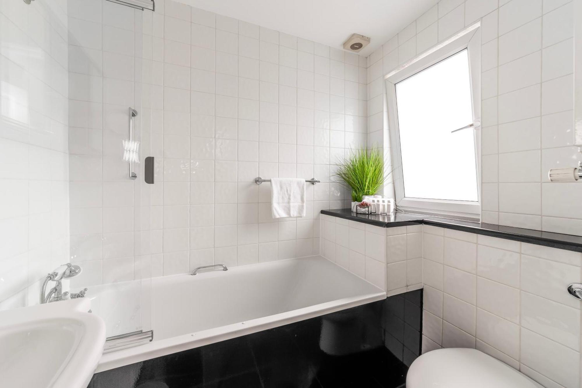 The Secret Kensington Garden Mews-2 Bedroom Full House-2 Train Lines- Spacious-Kings Road- Harrods -Chelsea Stadium-Private Small Patio Лондон Экстерьер фото